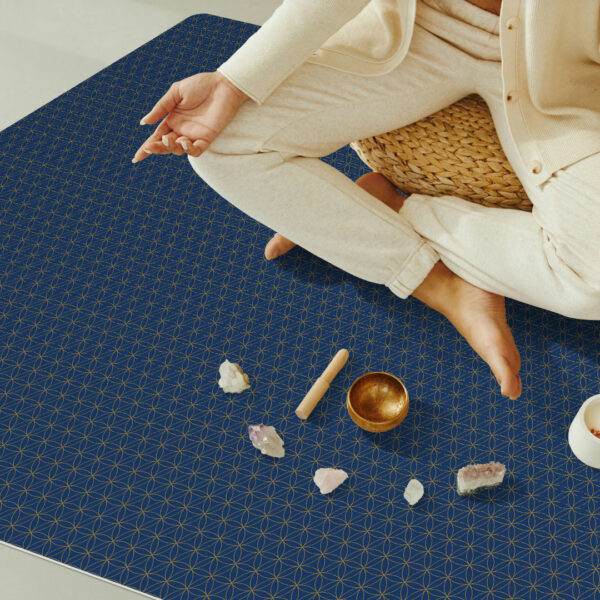 Tapis de méditation en vinyle au motif géométrique Fleur de vie or fond bleu nuit - Déco spirituelle Mon carré créatif