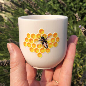 Pot de bougie fait main en jesmonite, illustration abeille sur alvéoles - Mon carré créatif