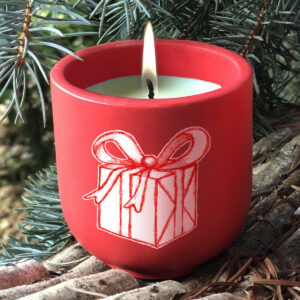 Bougie artisanale Cadeau de Noël en pot rouge fait main et illustration exclusive - Création Mon Carré Créatif.