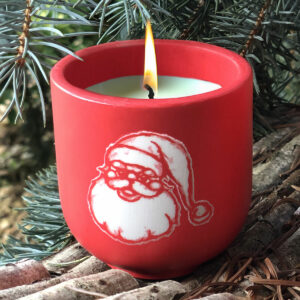 Bougie artisanale Père Noël en pot rouge fait main et illustration exclusive - Création Mon Carré Créatif.