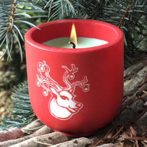 Bougie artisanale Renne de Noël en pot rouge fait main et illustration exclusive - Création Mon Carré Créatif.