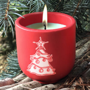 Bougie artisanale Sapin de Noël en pot rouge fait main et illustration exclusive - Création Mon Carré Créatif.