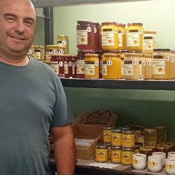 Focus Stéphane Augeard Apiculteur - Pot de bougie Abeille sur alvéoles, signée Mon Carré Créatif