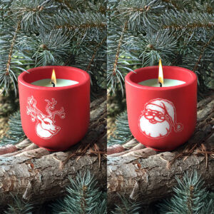 Lot de 2 Bougies artisanales de Noël en pots rouges faits main - Illustrations exclusives Père Noël et Renne - Créations Mon Carré Créatif.