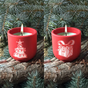 Lot de 2 Bougies artisanales de Noël en pots rouges faits main - Illustrations exclusives Sapin et Cadeau - Créations Mon Carré Créatif.