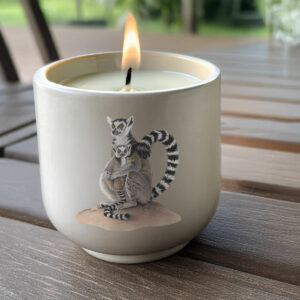 Bougie artisanale lémuriens makis catta maman et bébé en pot écru fait main et illustration exclusive - Création Mon Carré Créatif.