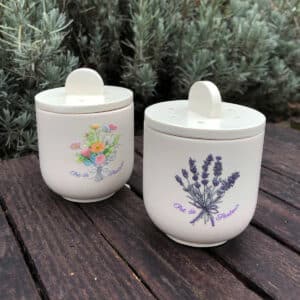 Duo de 2 pots de senteur en Jesmonite naturelle faits main, illustrés de brins de lavande et d’un bouquet romantique pastel, avec couvercles percés